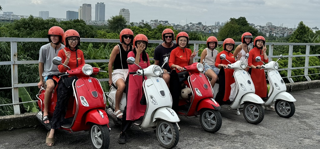 Female Vespa Tour 
